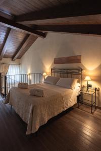1 dormitorio con 1 cama con 2 almohadas en Relais Bella Rosina Pool & Spa, en Fiano