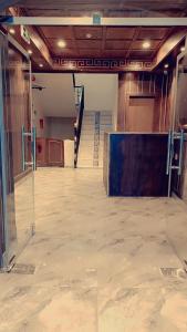 una habitación vacía con una escalera en un edificio en فندق وسط البلد en Riad