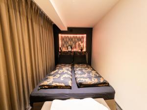 - une chambre avec 2 lits et un rideau dans l'établissement Magnificent home with jacuzzi, à La Calamine