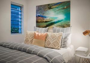 Giường trong phòng chung tại The Boat House, 5 Bryan St, Luxury Beside Beach +53 ảnh