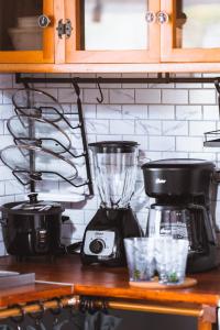 a kitchen counter with a blender on a counter top at German Home Tobias in Bahía de la Academia