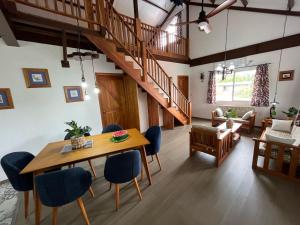 Bahía de la AcademiaGerman Home Tobias的一间带木桌和蓝色椅子的用餐室