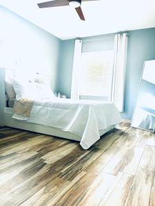 1 dormitorio con 1 cama y suelo de madera en West Mitchell en Phoenix