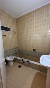 een badkamer met een bad, een toilet en een wastafel bij M&M’s House in Termas de Río Hondo