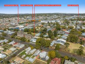 une vue aérienne d'une ville avec des bâtiments et une rue dans l'établissement Camellia Cottage! CBD Diamond!, à Toowoomba 10 autres photos