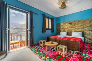una camera da letto con un letto e una grande finestra di Le Reflet D'Imlil a Imlil