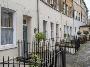 a row of houses with plants on a street at Grosvenor Pad - Lovely 2-bed Flat - FREE ON STREET PARKING in Bath