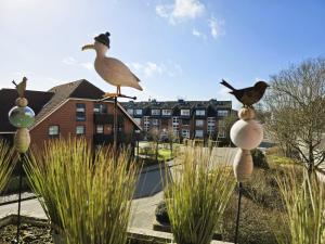 a group of seagulls sitting on posts in a garden at Berolina 125 - Sonnenseite in Dahme