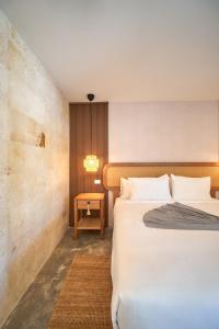 um quarto de hotel com duas camas e uma mesa em Empyrean Tropical Wellness Portillo em Las Terrenas