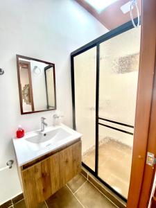 a bathroom with a sink and a shower at Las Palmas Finca Turística in Filandia