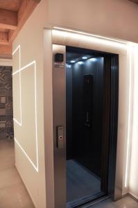 ascensor en una habitación con puerta de cristal en Bramante Suites Urbino en Urbino
