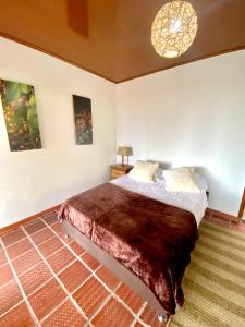 a bedroom with a large bed in a room at Las Palmas Finca Turística in Filandia