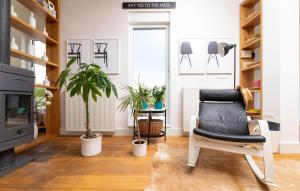 un salon avec une chaise et une plante dans l'établissement 3 Bedroom Stunning Home In Rasopasno, à Rasopasno 33 autres photos