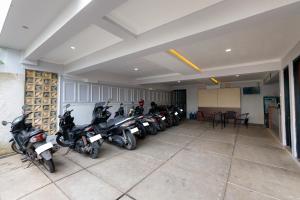 una fila di motociclette parcheggiate in un garage di D Twinz House Syariah Redpartner a Tangerang