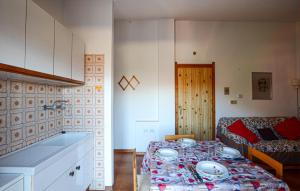 ein Wohnzimmer mit einem Tisch und einem Bett in der Unterkunft Domus Dado in Tavarone