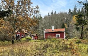 een rood huis midden in een bos bij 4 Bedroom Nice Home In verum in Överum