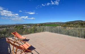 una terraza con una silla en el patio en Beautiful Home In Chiaramonte Gulfi With Kitchen en Chiaramonte Gulfi