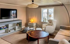 アリングソースにある3 Bedroom Lovely Home In Alingsåsのソファとテーブルのあるリビングルーム