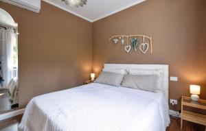 Giường trong phòng chung tại 1 Bedroom Stunning Home In Diano Marina