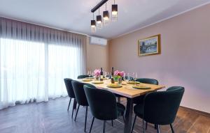 Un comedor con mesa y sillas en Cozy Home In Karlovac With Sauna, en Karlovac