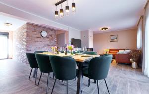 Un comedor con mesa y sillas en Cozy Home In Karlovac With Sauna, en Karlovac