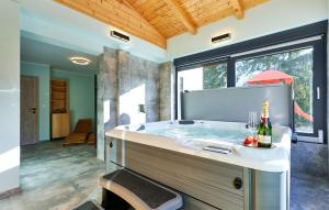 Un baño grande con bañera y ventana. en Cozy Home In Karlovac With Sauna, en Karlovac 29 fotos más