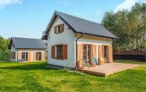 ein kleines Haus mit einer Terrasse im Hof in der Unterkunft Beautiful Home In Poleczyno With Wifi in Połęczyno