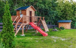 einen Spielplatz mit Rutsche und ein Haus in der Unterkunft Beautiful Home In Poleczyno With Wifi in Połęczyno