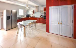 cocina con mesa y nevera en Awesome Home In La Tour-daigues With Private Swimming Pool, Can Be Inside Or Outside, en La Tour-dʼAigues