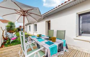 een tafel en stoelen met een parasol op een terras bij Nice Home In Royan With Wifi in Royan