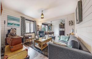 een woonkamer met een bank en een tafel bij Nice Home In Royan With Wifi in Royan