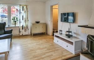 En tv och/eller ett underhållningssystem på Nice Home In Rrvik With Wifi