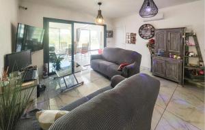 uma sala de estar com dois sofás e uma televisão em Awesome Home In Bessan With Wifi em Bessan