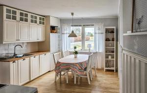 Kuchyň nebo kuchyňský kout v ubytování Nice Home In Rrvik With Wifi