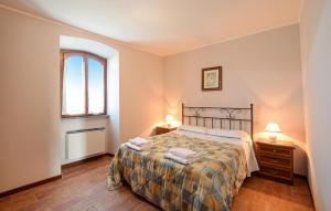 a bedroom with a bed and two lamps and a window at Stunning Apartment In Gubbio With Wifi in Gubbio