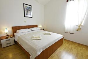 Postel nebo postele na pokoji v ubytování Family-friendly apartments with swimming pools Tar, Porec - 22736 + 23 fotografií