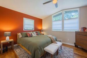 - une chambre avec des murs orange et un lit avec une chaise dans l'établissement Athens MCM Inn, à Athens