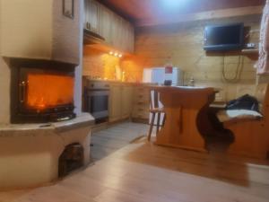 una cucina con una stufa e un tavolo in una stanza di Holiday house with a parking space Jasenak, Karlovac - 22746 a Ogulin