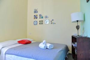 una camera da letto con un letto e due asciugamani di Casa San Pietro ad Amalfi