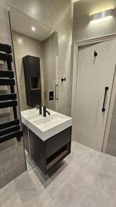 a bathroom with a sink and a mirror at Apartment London Eye& Big Ben.Walk to China Town.Oxford street in London