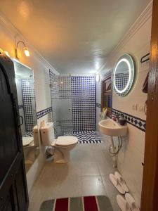 een badkamer met een toilet, een wastafel en een douche bij Dar Sam - Purple Room in Rabat