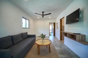 uma sala de estar com um sofá e uma mesa em Empyrean Tropical Wellness Portillo em Las Terrenas