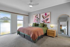 een slaapkamer met een bed en een grote spiegel bij 7 Union Road in Normanville +35 foto's