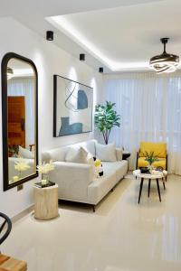 聖弗朗西斯科德馬科里斯的住宿－Luxury apt familiar, cálido y confortable，客厅配有白色的沙发和桌子