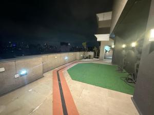 um edifício com piscina no telhado à noite em Best inn Jesuino Arruda itaim bibi em São Paulo