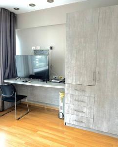 Habitación con escritorio con silla y pared. en Departamento en San Isidro Ap802 en Lima