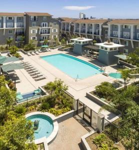 an overhead view of a swimming pool at a apartment complex at LBC Cozy Suite -Downtown! Beach! in Long Beach