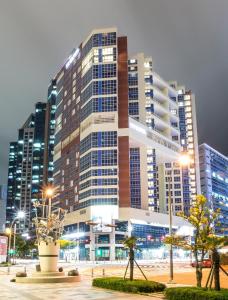 un gran edificio con luces delante en Centum Prime Hotel, en Busan