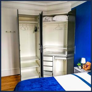 a bedroom with two bunk beds and a blue wall at Perle Haussmannienne 1900 - Cosy - Centre ville in La Garenne-Colombes