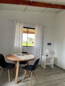 einen Tisch und Stühle in einem Zimmer mit Fenster in der Unterkunft Residencia Piri in Piribebuy